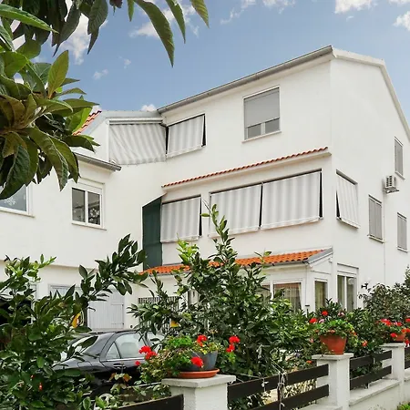 Bright On The Dalmatian Coast With Terrace, Garden And Sea View Apartment *